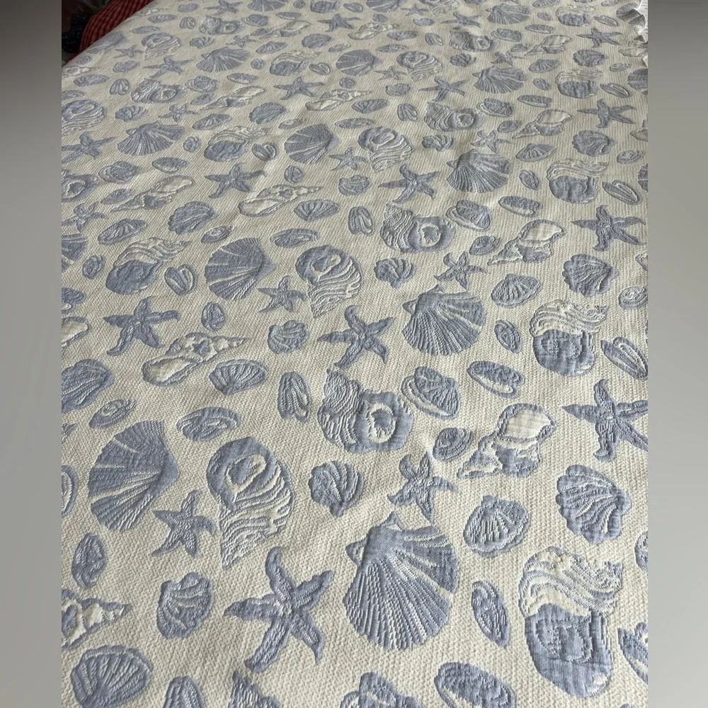 Vintage Reversible Blue/White Textured Cotton Seashell Bedspread/Comforter